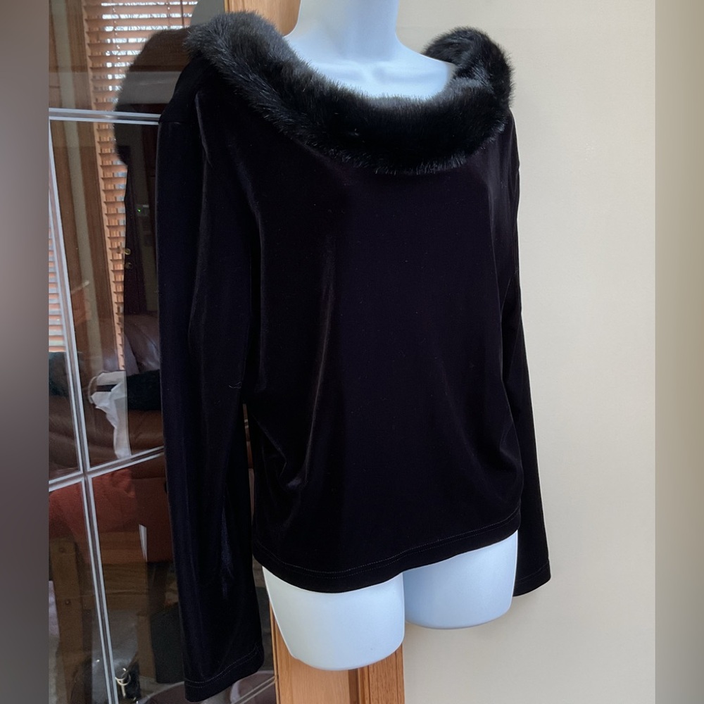 Crossing Pointe ladies velvet & faux fur top. EUC